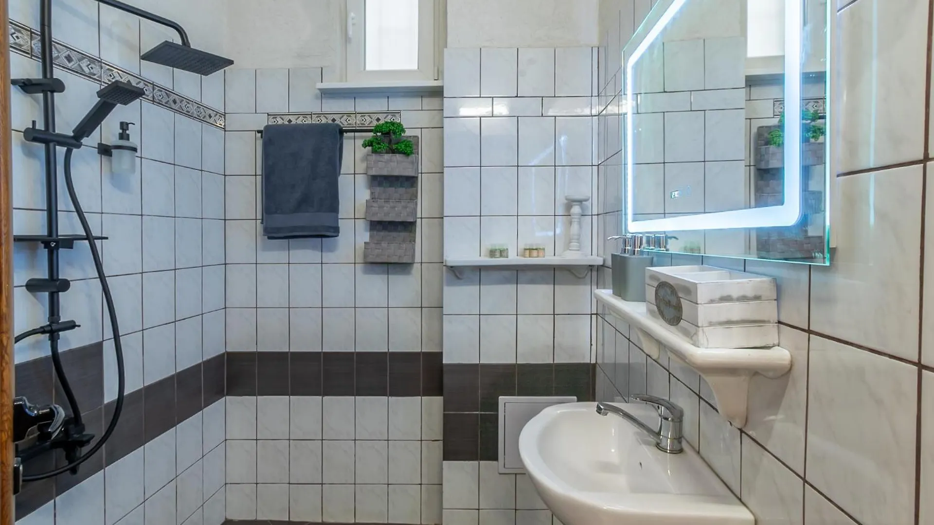 Two Homelike Apartments By Ndk And Vitosha Blvd With 2 Free Parking Spots 소피아